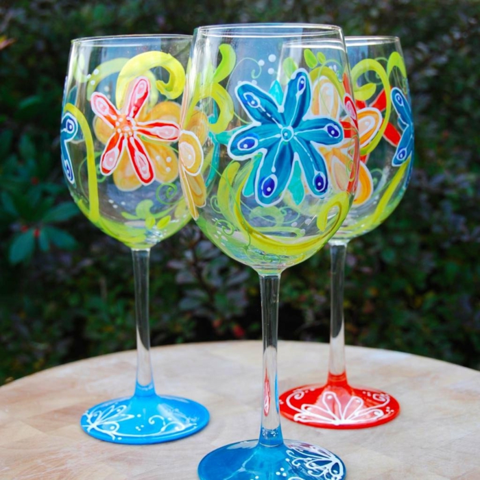 drei Gläser mit kleinen bunten Blumen, Acrylfarbe auf Glas, grüne Akzente