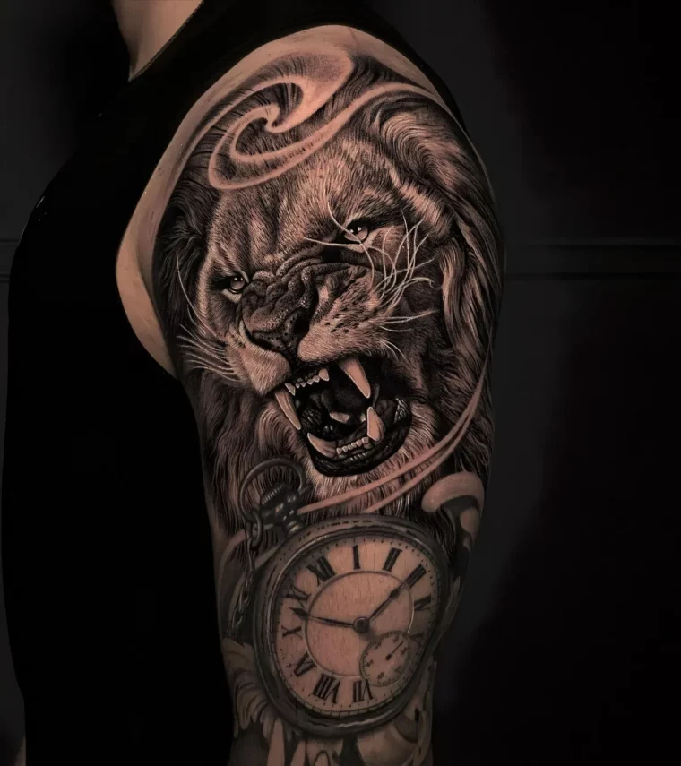 oberarm tattoos für männer löwe mit uhr