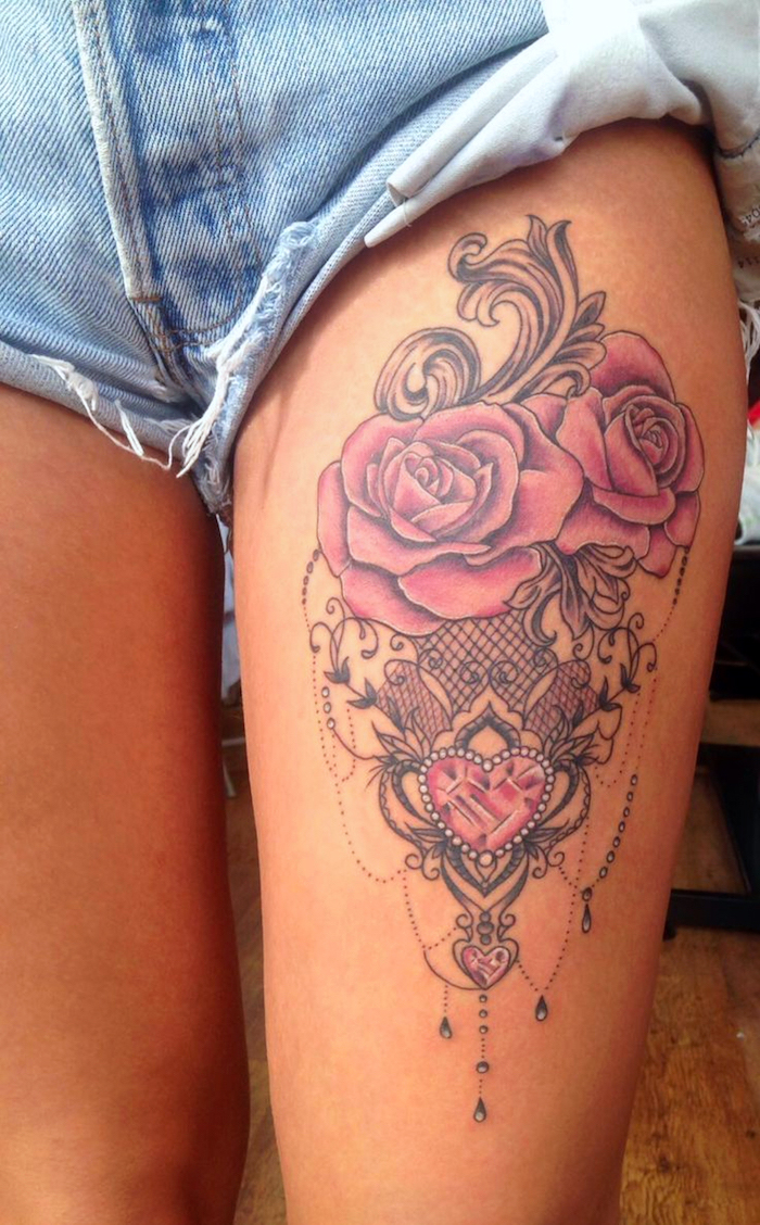 oberschenkel tattoo, frau mit rosen tattoo, rosa rosen in kombination mit kristallen, feminine tätowierung