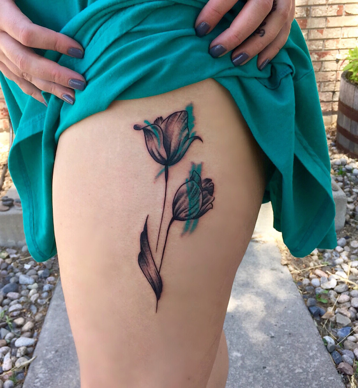 oberschenkel tattoo mit tulpen motiv, türkisfarbenes kleid, tulpen in schwarz und grau, bein tätowieren