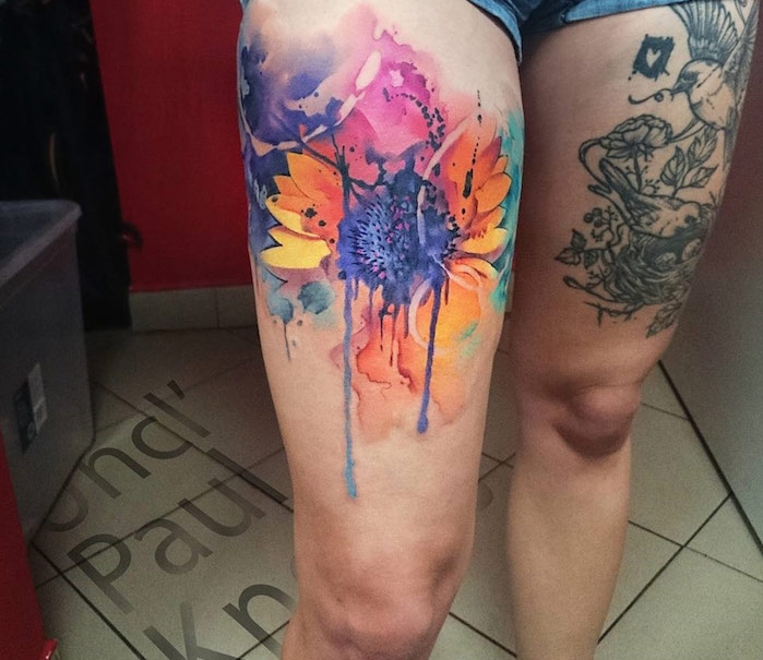 farbiges oberschenkel tattoo, große sonnenblume am bein, wasserfarben, vogel, frau, nest