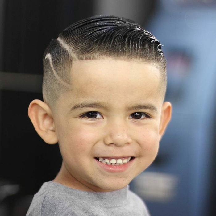 coole Frisuren von einem kleinen Jungen, eine rasierte Linie, Haargel Frisur