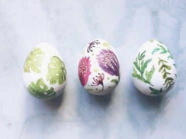 ostereier bemalen eier bemalen muster eier färben mit hausmitteln weiße eier blumen mit wasserfarbe malen