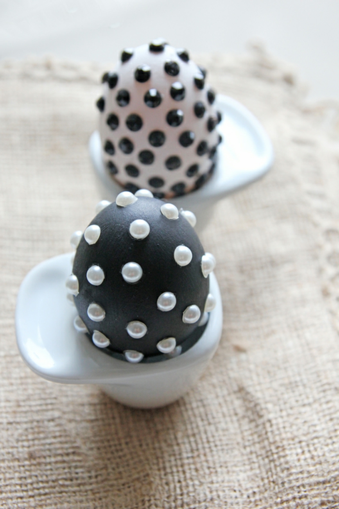 schwarz weiße Eier bemalen, ein schwarzes Ei mit weißen Glasperlen und umgekehrt