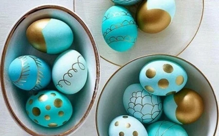 ostereier färben eier färben muster eier anmalen hellblaue ostereir mit gold bemalen eier färben goldener filzstift