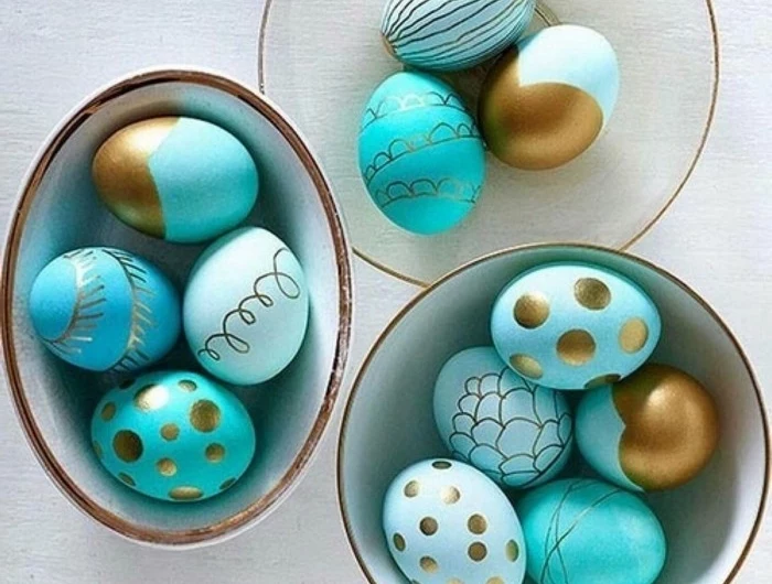 ostereier färben eier färben muster eier anmalen hellblaue ostereir mit gold bemalen eier färben goldener filzstift