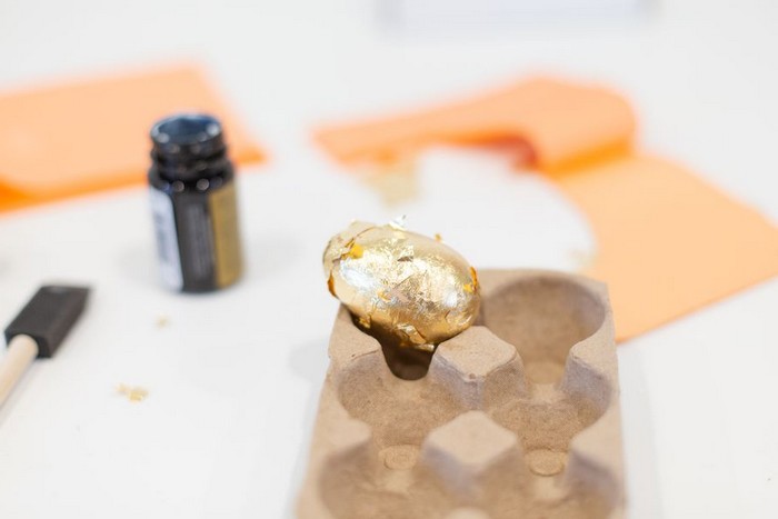 ostereier muster eier färben kinder ostereier natürlich färben mit goldblätter decken eier färben ins karton legen