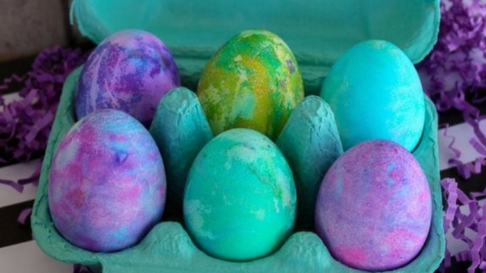 ostereier natürlich färben mit schlagsahne eier bemalen muster eier färben mit hausmitteln pastelfarben