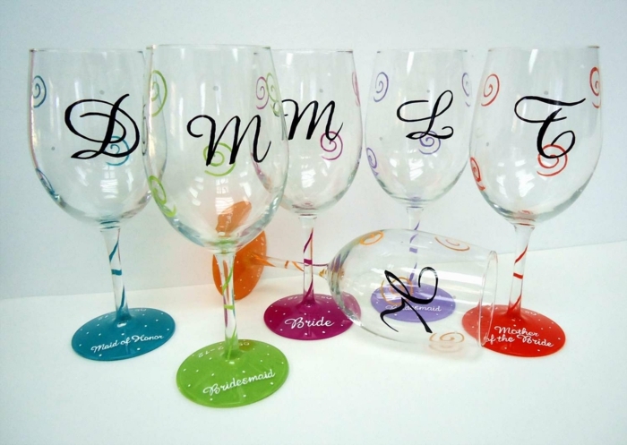 Gläser mit Buchstaben, Initialle des Brautpaars und andere Gäste, bunte Farben, Glasmalstifte