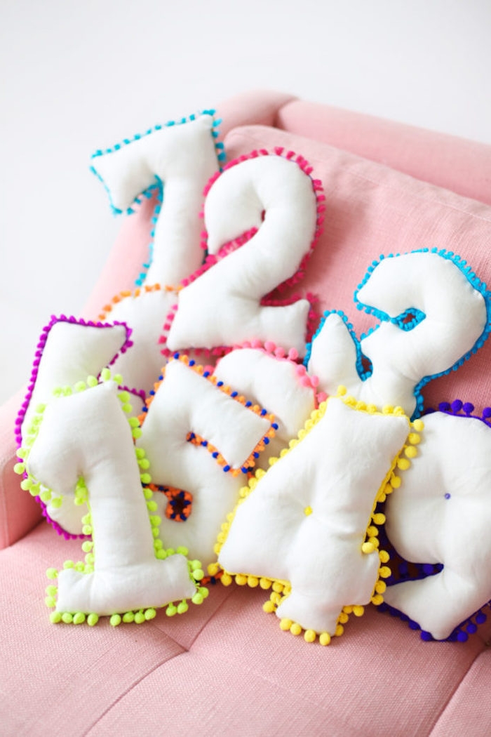 Weiße Plüschziffern mit bunten Pompons, Deko Kissen fürs Babyzimmer selber nähen