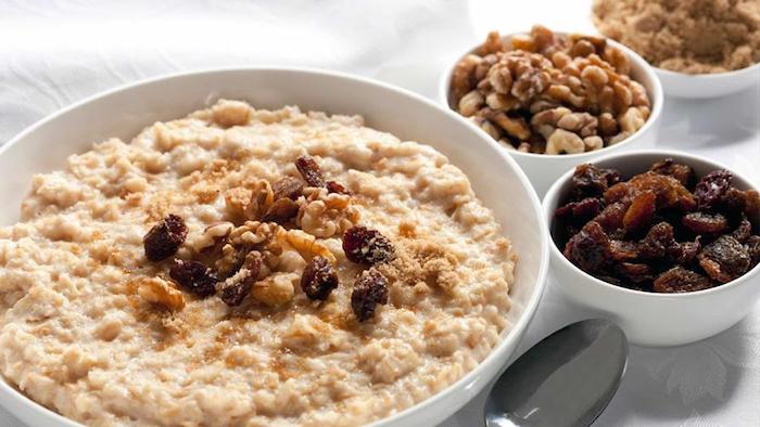 porridge rezept kalorienarm, eine weiße schale mit brei mit nüssen, gesund essen und leben