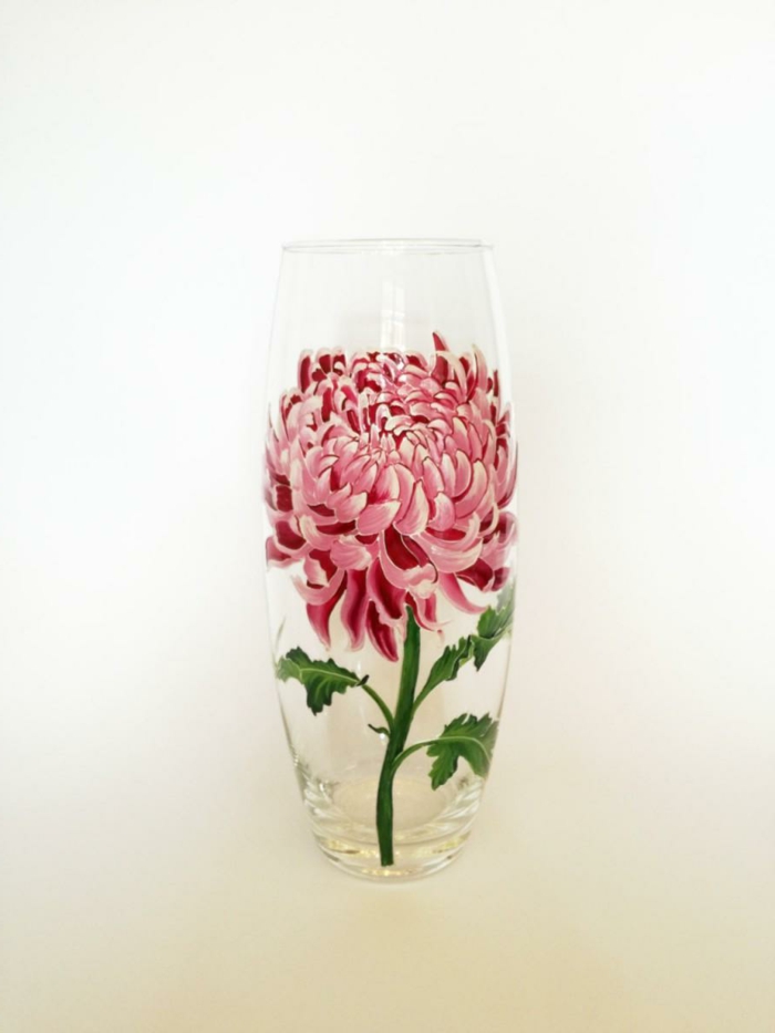 rosa Blume mit vielen kleinen Blättern, Vasen bemalen, Dekoration im Zimmer