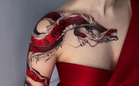 rotes drachen tattoo am schulter feminies design