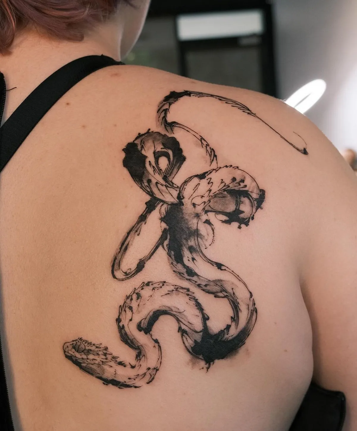 rücken tattoo mystisches design schlange drache