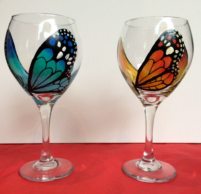 zwei Schmetterlinge, die wie echt aussehen, jedoch nur bemalt sind, Glas farben
