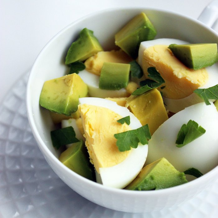 schnelles frühstück mit eiern und avocado, gesunde rezepte, gewicht verlieren, abnehmen