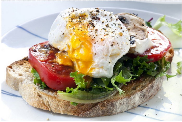 schnelles frühstück selber machen, brotscheibe mit ei, tomaten und grünem salat