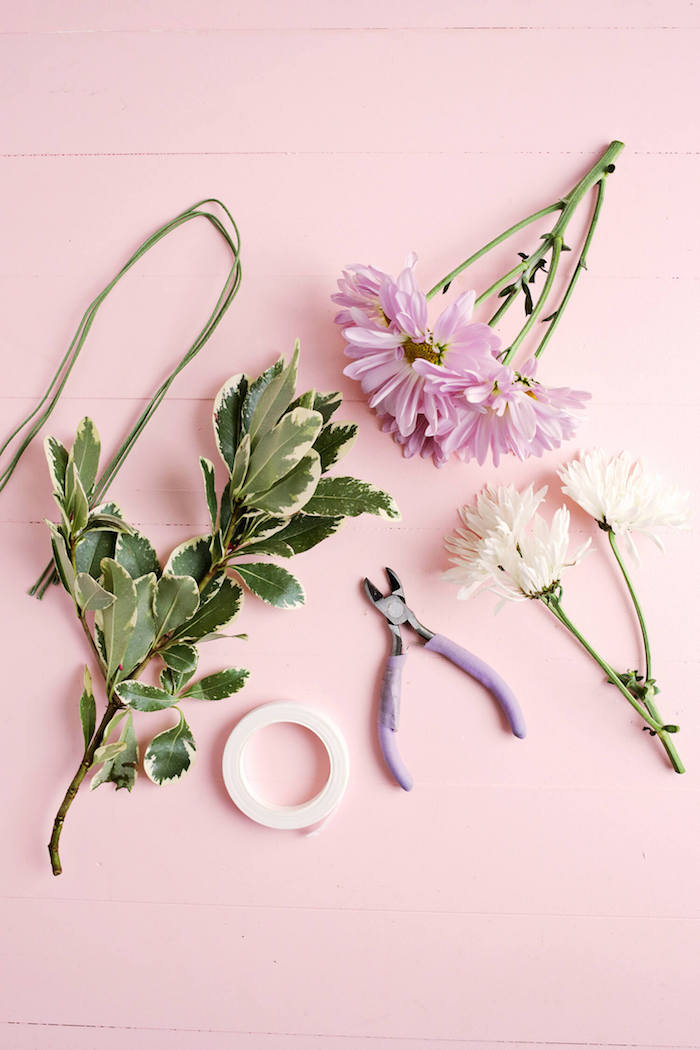 Serviettenhalter selber machen, mit echten Blüten und Blättern, lila und weiße Chrysanthemen