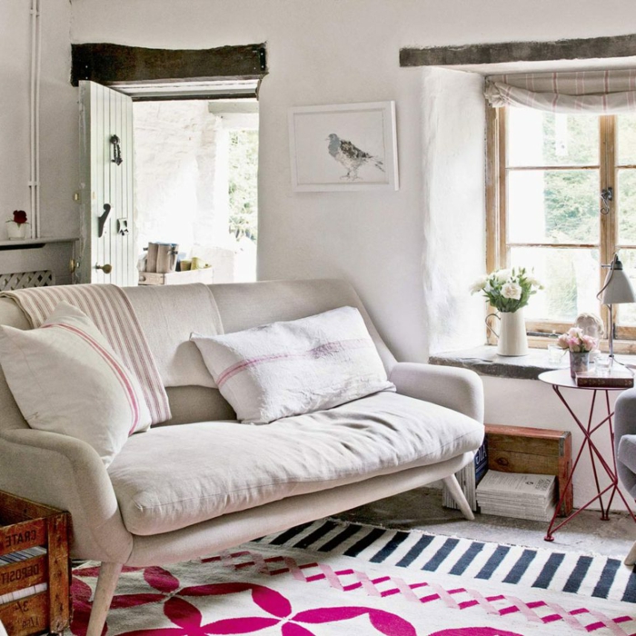 eine weiße Couch, Teppich mit geometrischem Muster, karrierte Vorhänge
