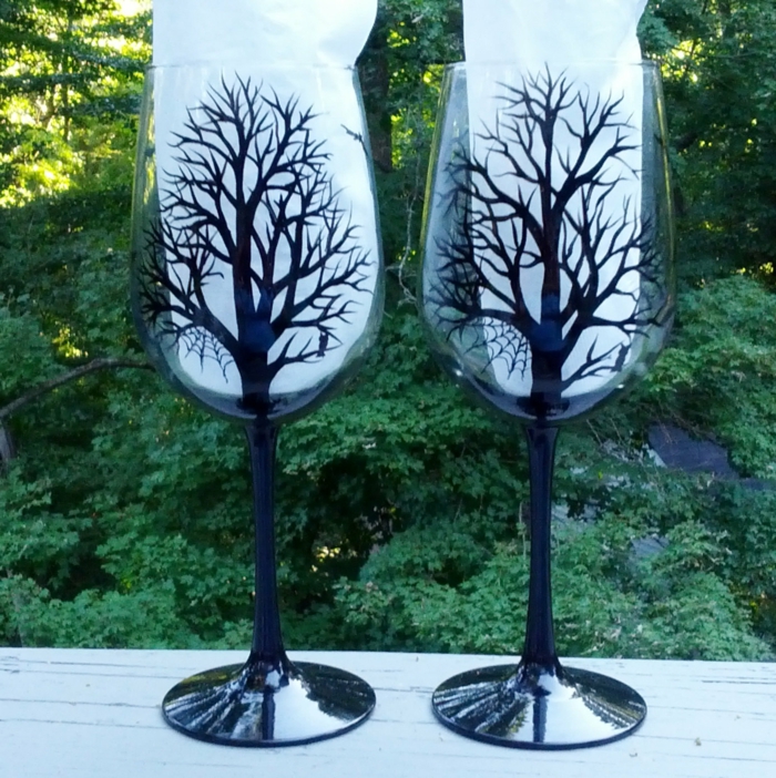 zwei Gläser mit Silhuette von Bäumen im Winter, zwei gruselige Gläser, Glas farben