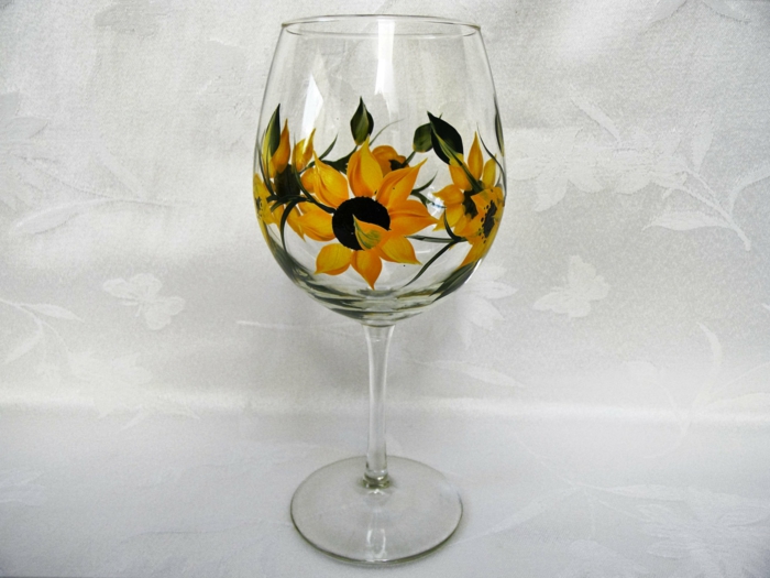 eine Dekoration aus Sonnenblumen wie ein Ring, weißer Hintergrund, Glas farben