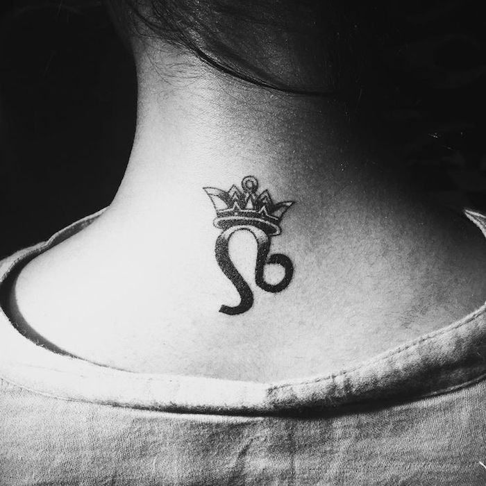 strenzeichen löwe tattoo am rücken, kleine tattoo-motive, frauen tattoos, tätowierung am hals