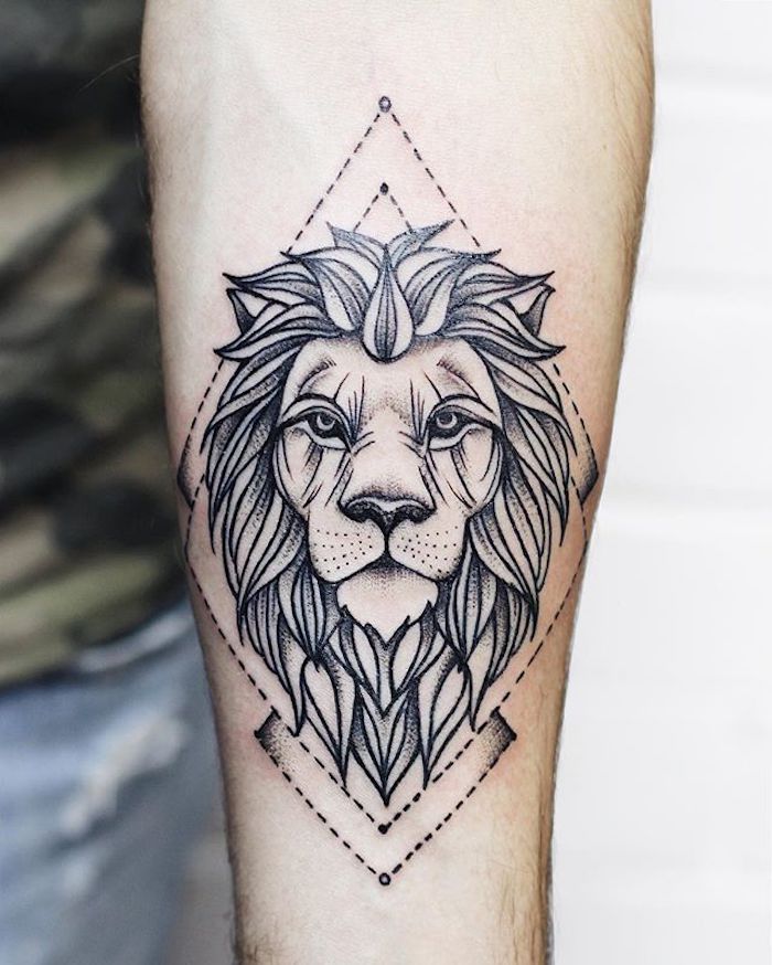 sternzeichen löwe tattoo am unterarm, löwenkopf mit geometrischen elementen, arm tattoo