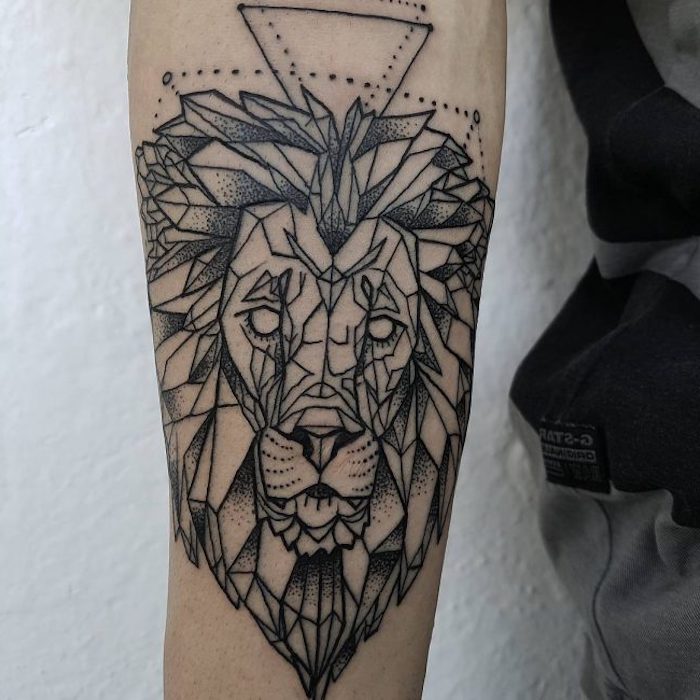 sternzeichen löwe tattoo, arm tätowieren, tätowierung mit geometrischen motiven, unterarm