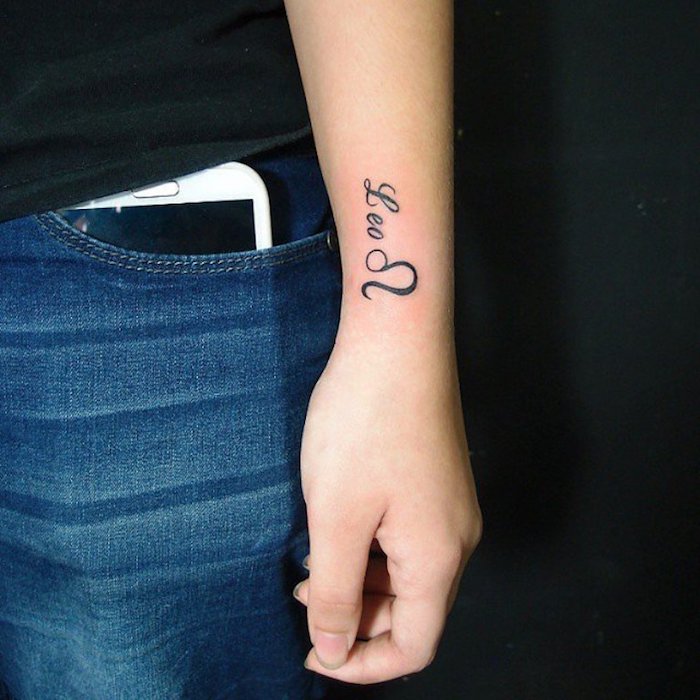 strernzeichen löwe tattoo, frau mit kleine tätowierung mit strernzeichen-motiv am arm