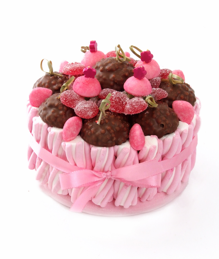 süßigkeiten kuchen selber machen, rosa schleife, kekse mit schokolade und nüssen, geleebonbons