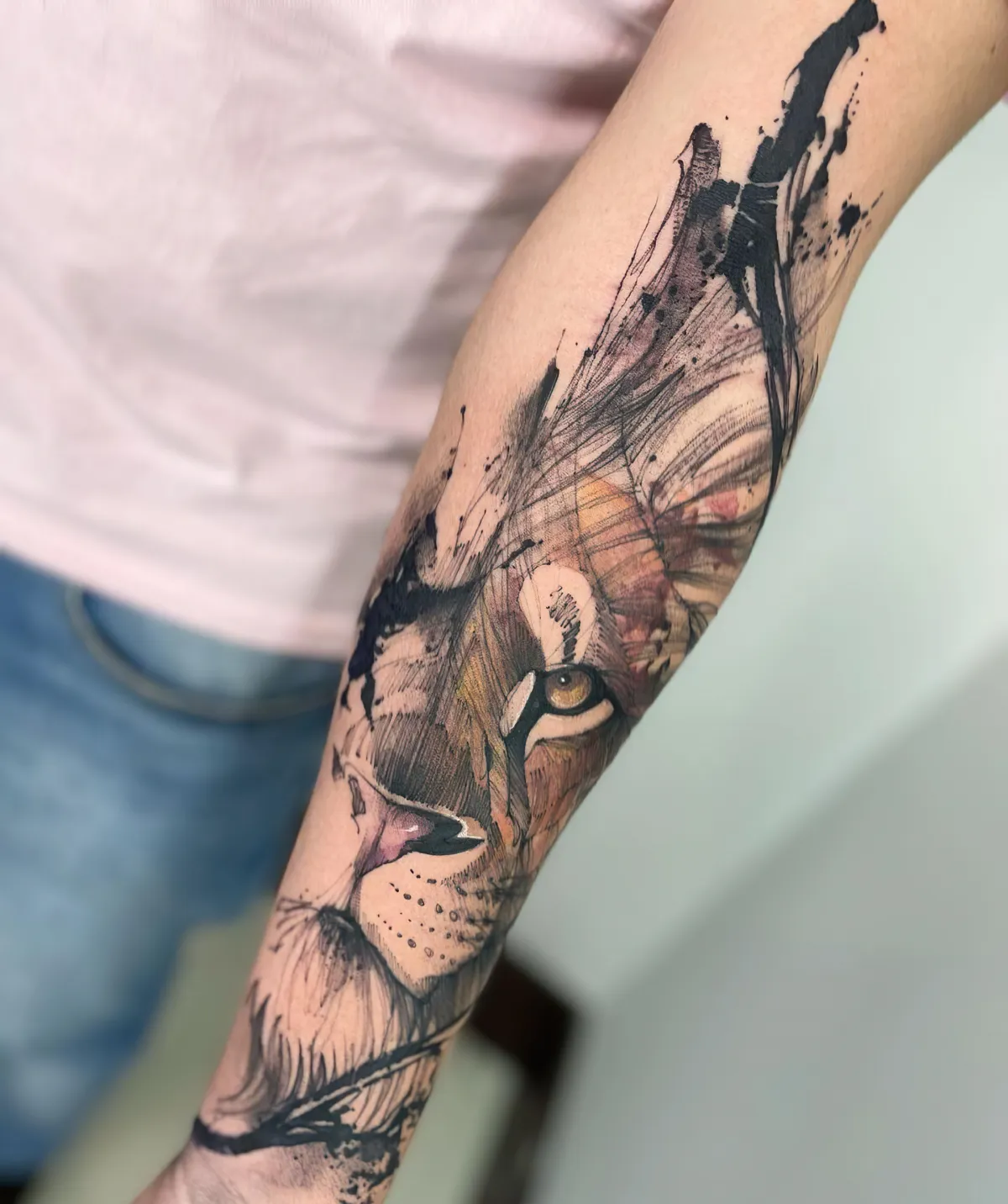 tattoo abstrakt löwenkopf am unterarm