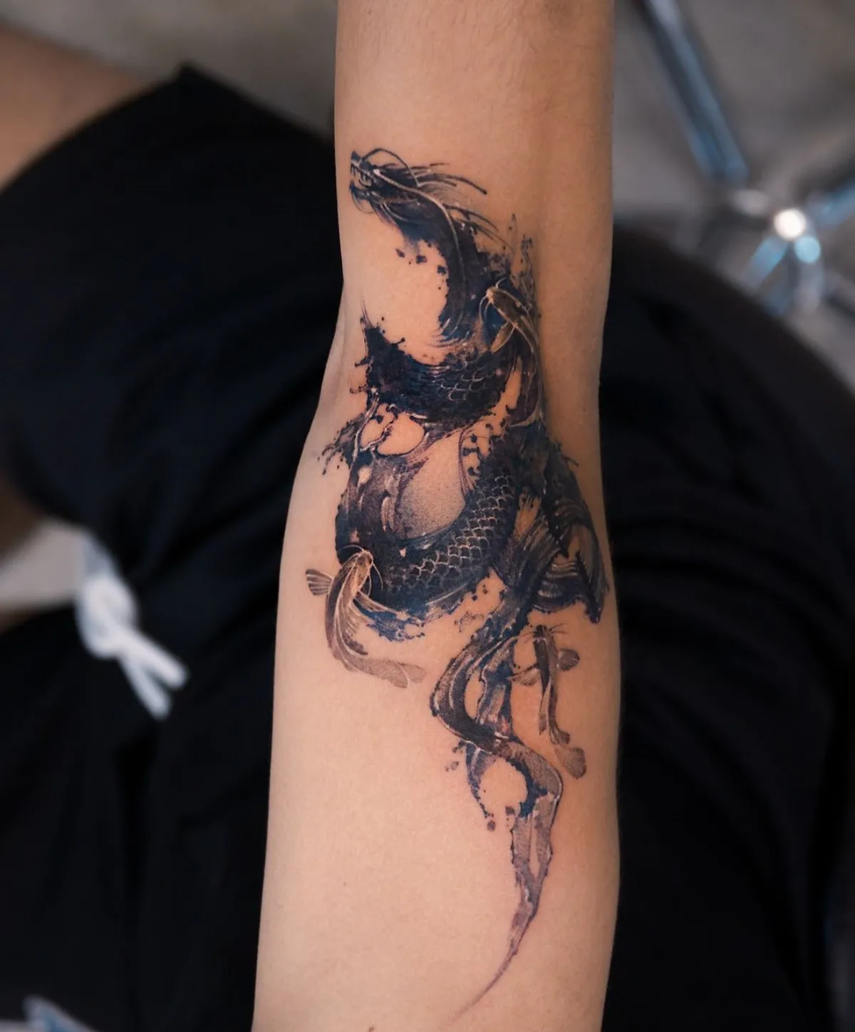 tattoo am arm drache und fische