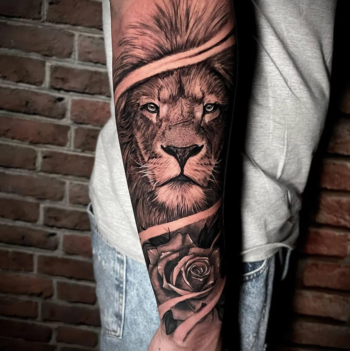 tattoo am unterarm löwe mit rose männer tattoos