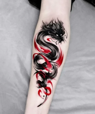 tattoo drache schwarz rot am unterarm