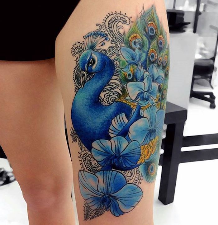 tattoo ideen frauen, großer blauer pfau in kombination mit blauen blüten, pfauenfeder