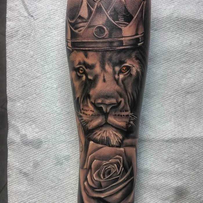 tattoo könig der löwen, realistische 3d-tätowierung am arm, löwe mit weißer rose und großer krone