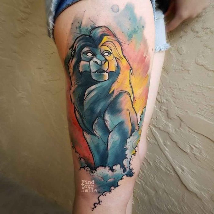 tattoo könig der löwen, mufasa ala tattoo-motiv, wasserfarben tattoo am oberschenkel