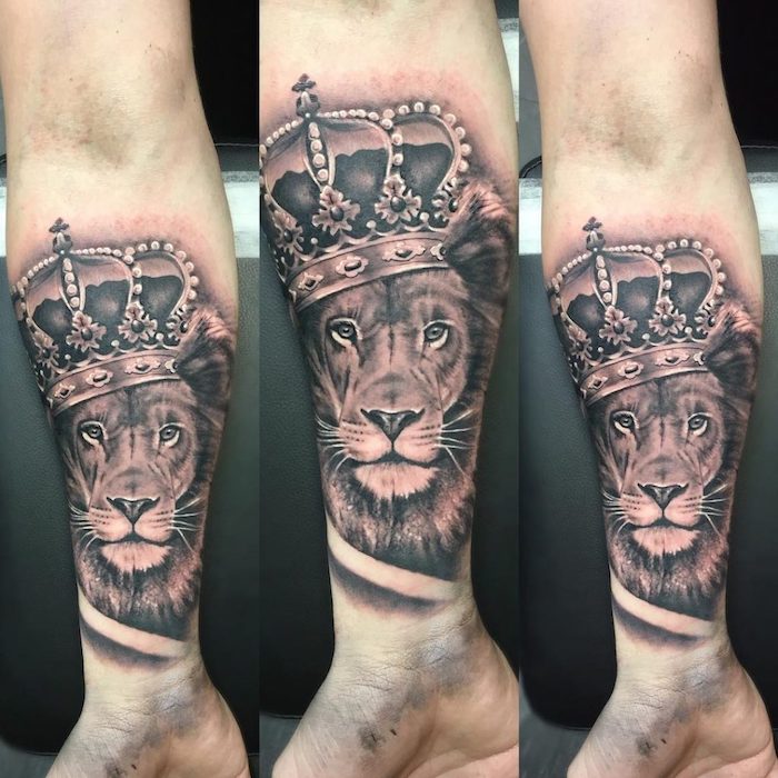 tattoo könig der löwen, realistische 3d-tätowierung in schwarz und grau, löwe mit großer krone