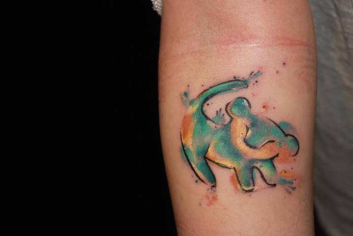 tattoo könig der löwen, kleine tattoo motive, aquarell tattoo am arm, simba