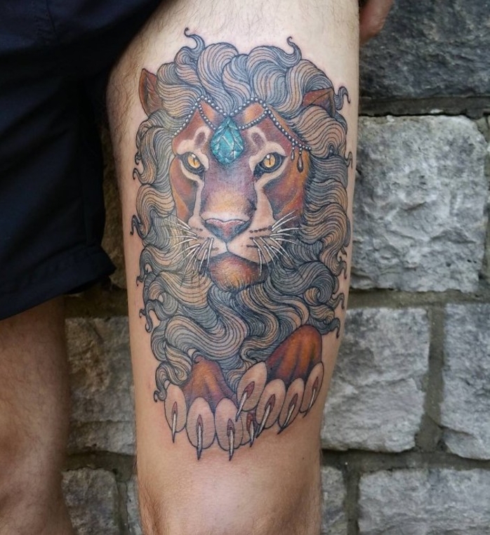 tattoo löwe, mann mit großer farbiger tätowierung am oberschenkel, löwe mit blauem kristall