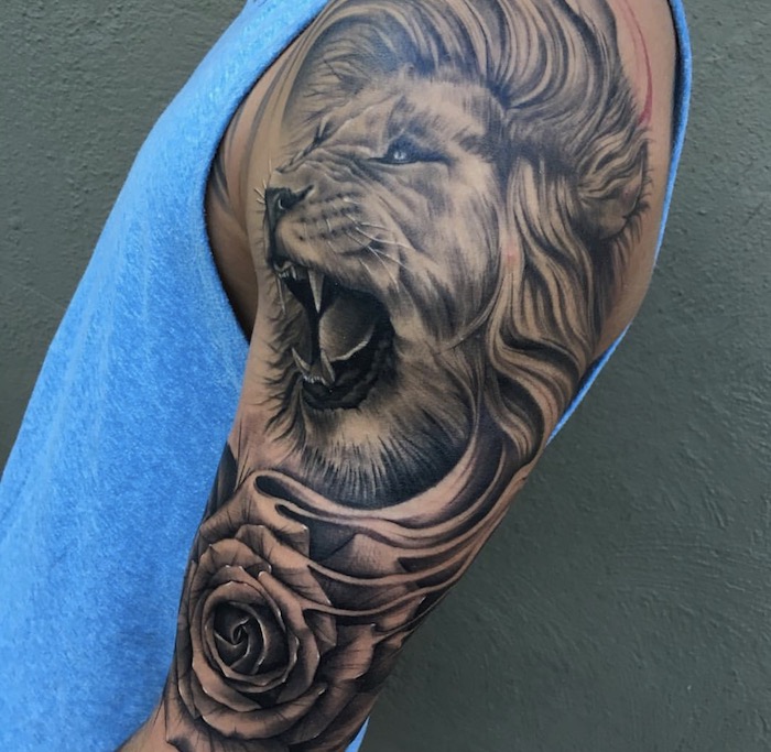 tattoo löwe, 3d-tätowierung in schwarz und grau, löwenkopf mit weißer rose