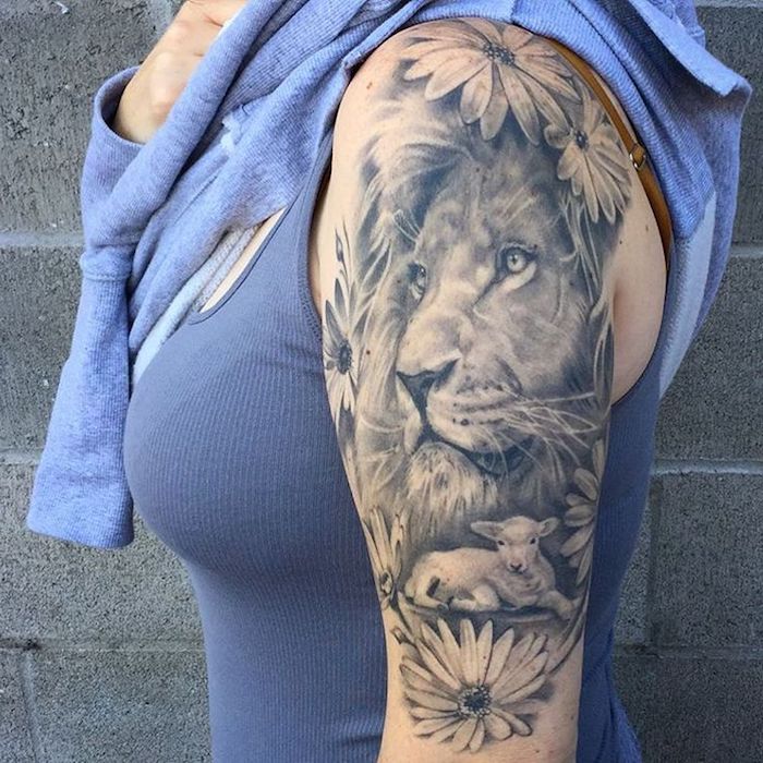 tattoo löwe, frau mit großer tätowierung am arm, löwe und gänsenblumen