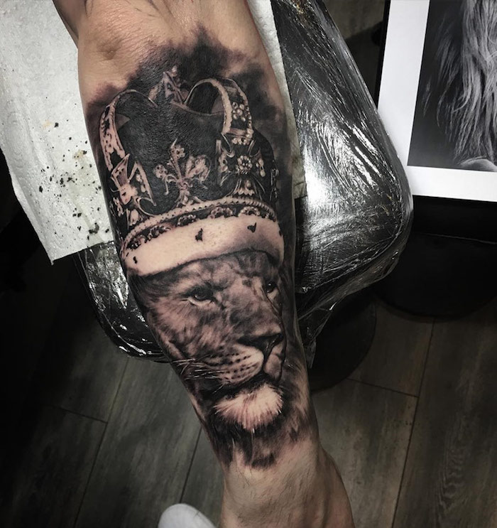 tattoo löwenkopf, 3d-täwoeirung am unterarm, löwe mit großer krone, könig