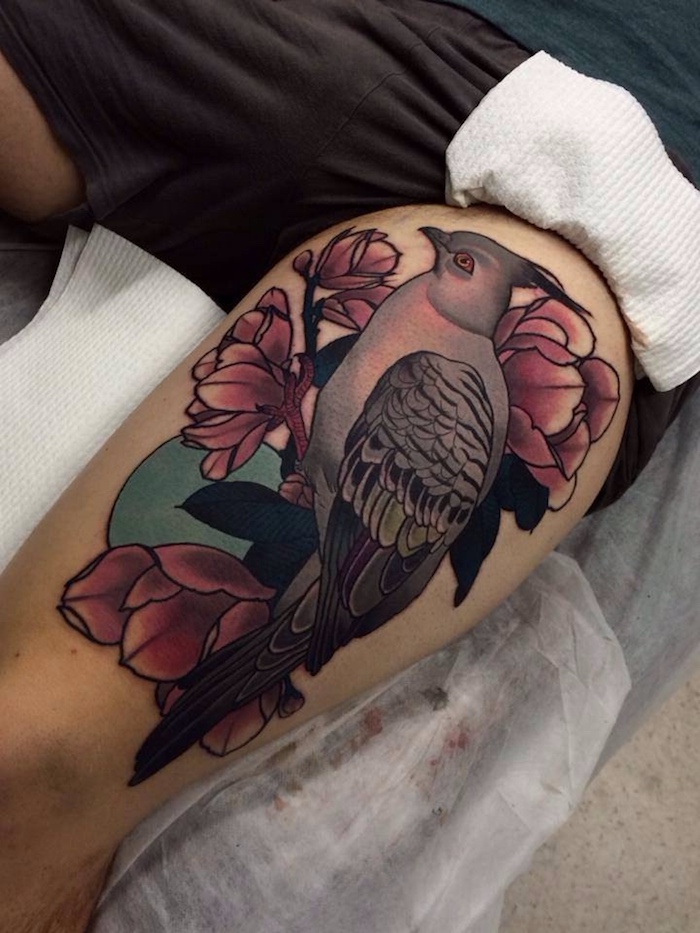 tattoo oberschenkel, mann, grauer vogel am zweig, rote blüten, tattoos für männer, farbig