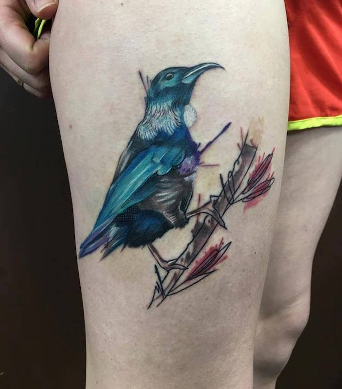 tattoo vorlagen frauen, kleiner blauer vogel am zweig, oberschenkel tätowieren, farbig