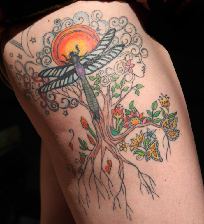 tattoo vorlagen frauen, detaillierte tätowierung mit sonne, großem baum und insekt, frauenköpfe, pflanzen