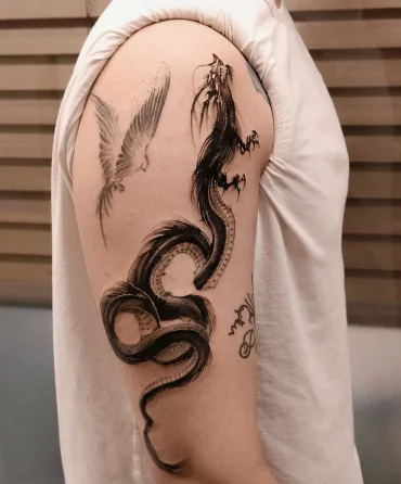 tattoos am schulter drache und vogel
