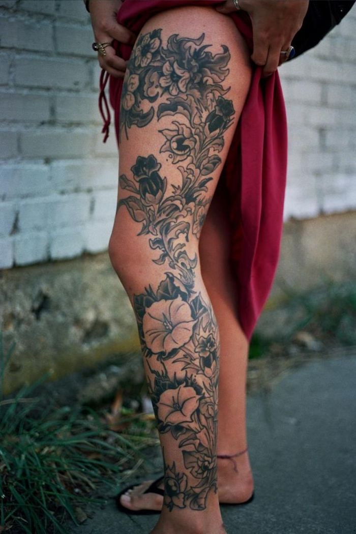 tattoos mit bedeutung für frauen, bein tätowieren, große schwarz-graue tätowierung mit blumen-motiv