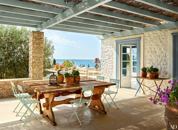 terrassen beispiele, mediterranes flair auf der terrasse, möglich zum selber gestalten und einrichten, lila blumen
