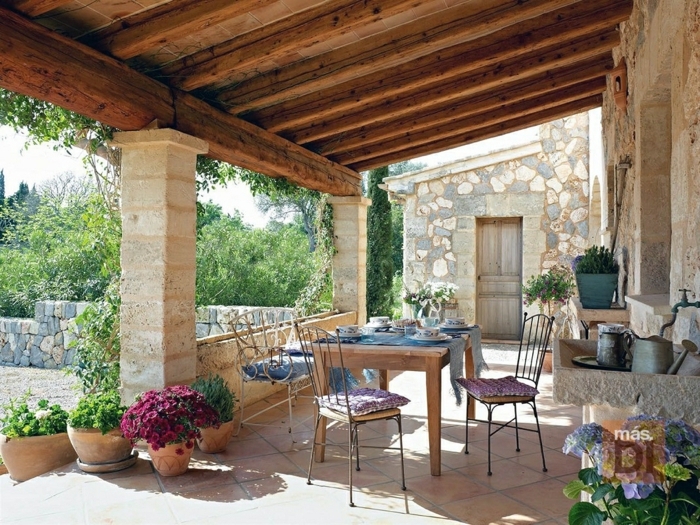 terrassen beispiele, inspiration aus dem mediterranen raum, blumen, steinwand, deko in blau und rosa